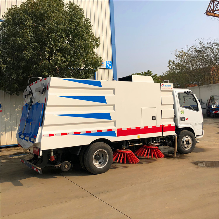 Camión de limpieza de carreteras de Dongfeng 5000 litros aspirador Camión de limpieza de calles de tamaño pequeño