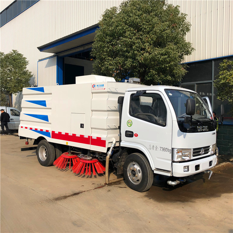 Camión de limpieza de carreteras de Dongfeng 5000 litros aspirador Camión de limpieza de calles de tamaño pequeño