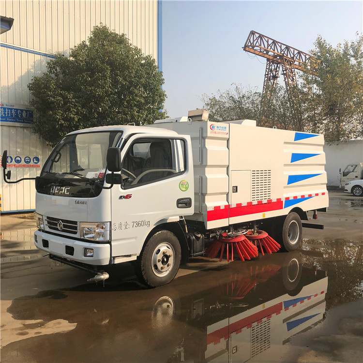 Camión de limpieza de carreteras de Dongfeng 5000 litros aspirador Camión de limpieza de calles de tamaño pequeño