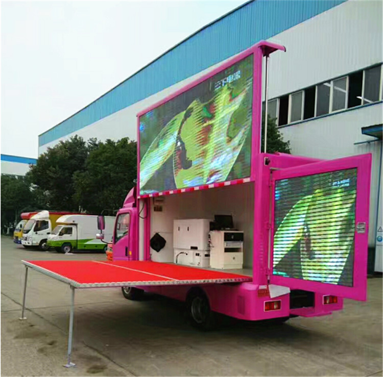 Camión publicitario móvil P8 4x2 Digitaces de 120HP LED con la etapa
