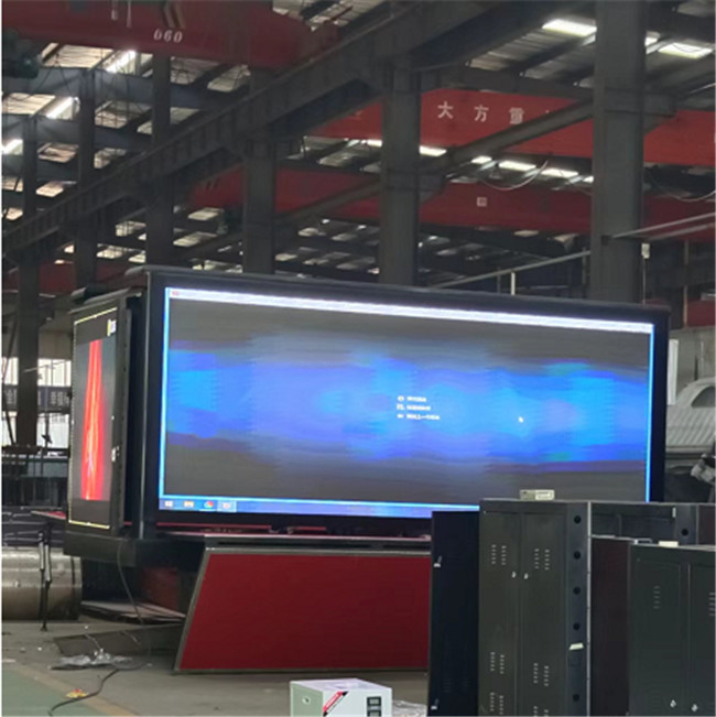 Camión de pantalla LED móvil de 16 pies 220V 3 lados P4 Camión de LED digital con levantamiento de pantalla
