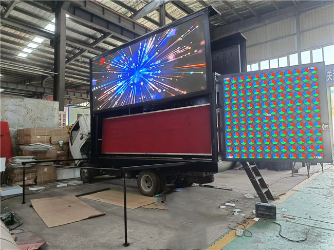 Camión de pantalla LED móvil de 16 pies 220V 3 lados P4 Camión de LED digital con levantamiento de pantalla