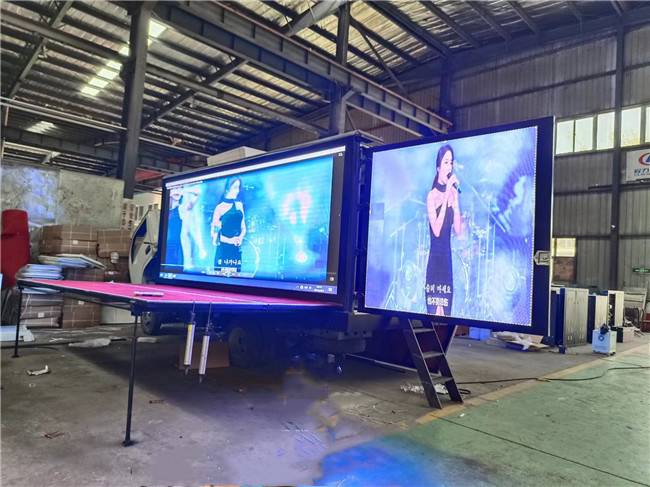 Camión de pantalla LED móvil de 16 pies 220V 3 lados P4 Camión de LED digital con levantamiento de pantalla