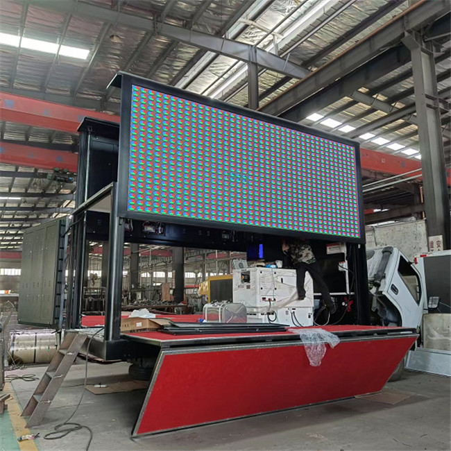 Camión de pantalla LED móvil de 16 pies 220V 3 lados P4 Camión de LED digital con levantamiento de pantalla