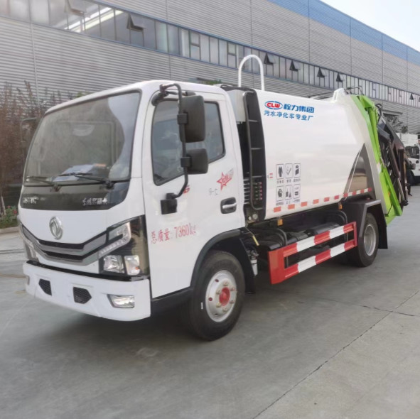 China marca Dongfeng pequeño compactor camión de basura con 6.50-16 llantas y repuesto