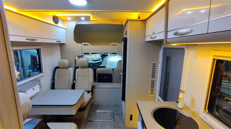 Camión de turismo móvil RV Caravana Furgoneta con motor de 190 CV Carga útil máxima 7042 Kg