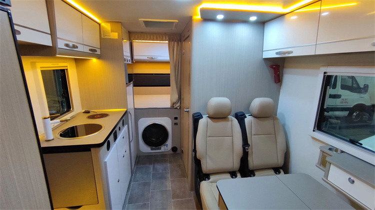 Camión de turismo móvil RV Caravana Furgoneta con motor de 190 CV Carga útil máxima 7042 Kg