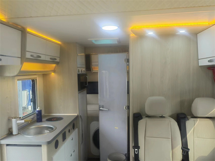 Camión de turismo móvil RV Caravana Furgoneta con motor de 190 CV Carga útil máxima 7042 Kg