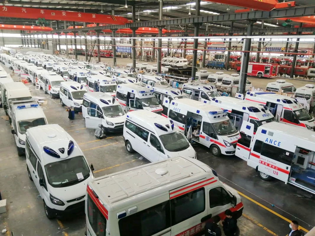 Vehículo de ambulancia de emergencia con norma de emisiones Euro 5 Peso del freno 2970 kg Vehículo de rescate médico