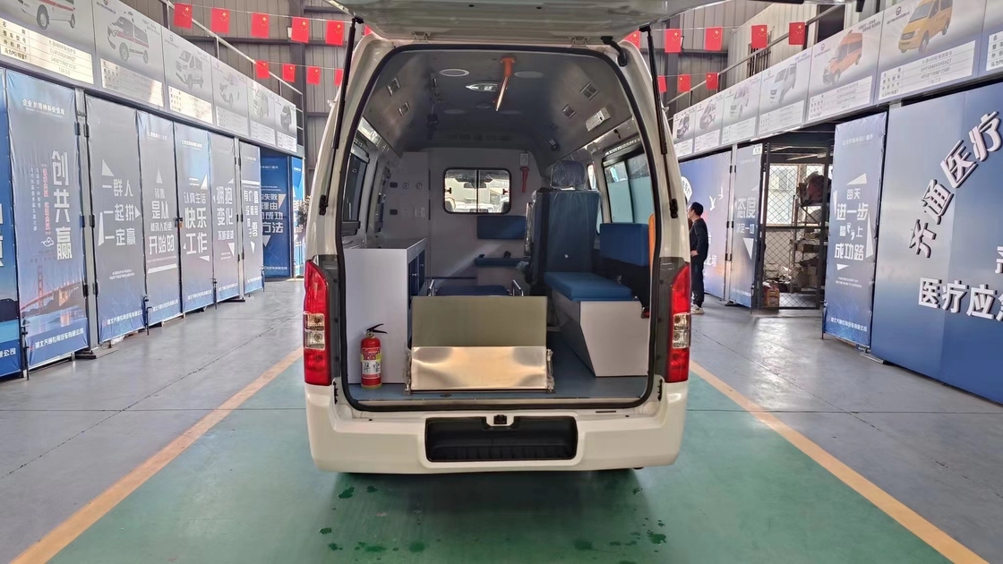Vehículo de ambulancia de emergencia de transmisión manual para 5-6 pasajeros con norma de emisiones Euro 5