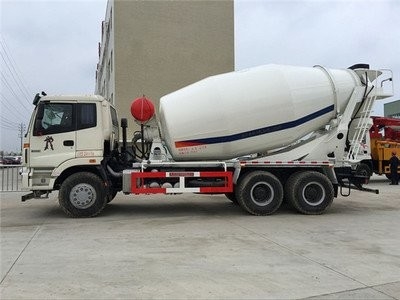 Camión de cemento de hormigón de 10 m3 con accionamiento a mano izquierda y neumático de alambre de acero 12.00R20