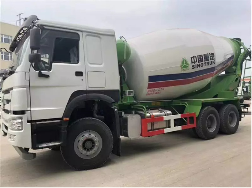 13870kg Peso de la correa 6*4 Forma de accionamiento Caminos de mezcla de cemento de hormigón con neumático de alambre de acero 12.00R20