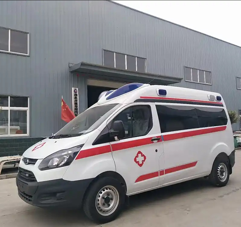 Vehículo de ambulancia de emergencia con transmisión 4*2 Ford 5+1