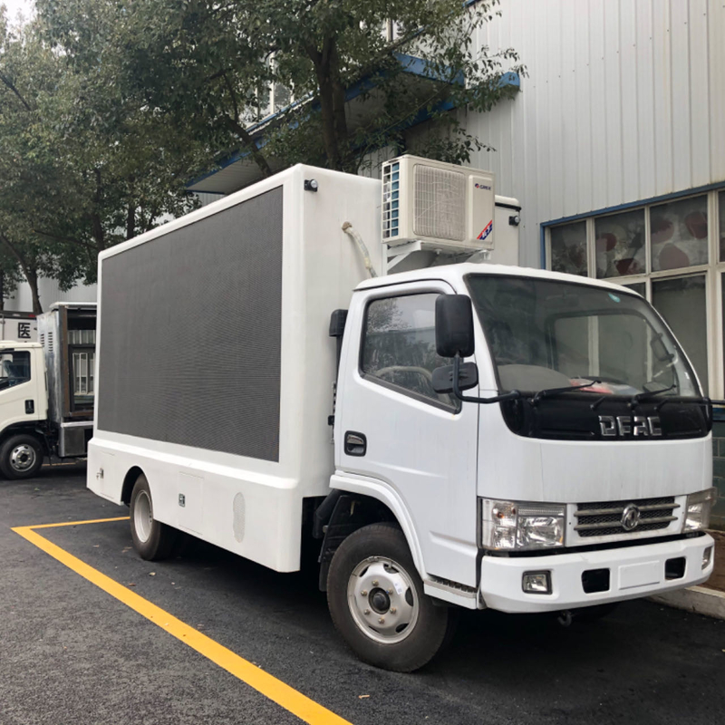 Camión móvil de 4x2 de Dongfeng con caja de luz cubierta de vidrio y pantalla LED exterior para publicidad