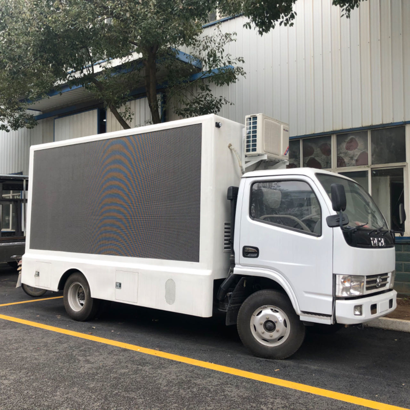 Camión móvil de 4x2 de Dongfeng con caja de luz cubierta de vidrio y pantalla LED exterior para publicidad